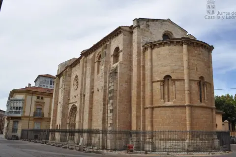 La iglesia de Santa María Magdalena, con su imponente arquitectura románica, se alza majestuosa.