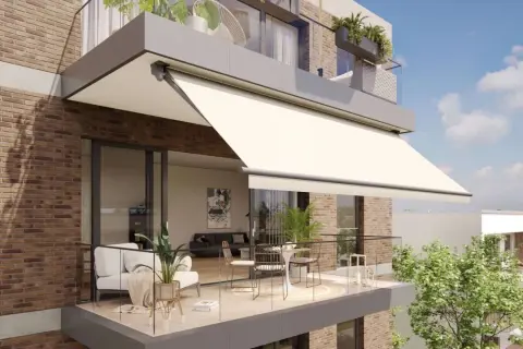 Modern balcones de cristal con mobiliario elegante y toldo desplegado, creando un espacio acogedor al aire libre.