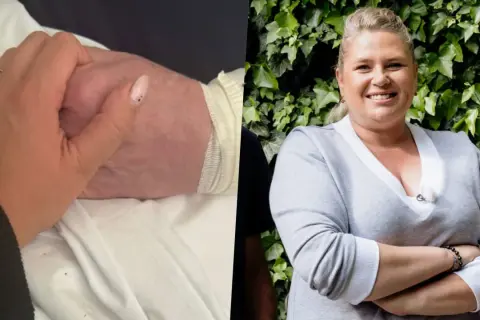Elżbieta Romanowska trzyma za rękę bliską osobę, być może swojego męża, w trudnym momencie.