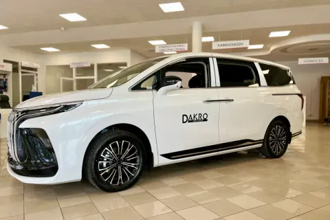 Biały van Forthing U-Tour z logo DAKRO Multi Dealer na drzwiach, gotowy na rodzinne wycieczki.