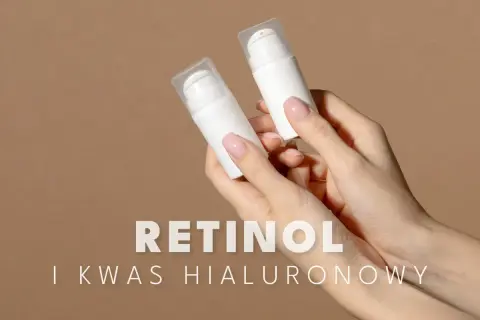 Dłonie trzymają białe buteleczki z pompką. Na zdjęciu widnieje napis "RETINOL I KWAS HIALURONOWY".
