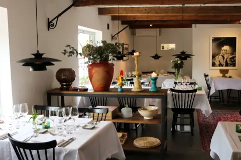 Vackert dukade bord på Karnelunds Gård med rustika detaljer och en varm atmosfär.