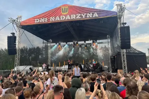 Koncert na Dniach Nadarzyna. Tłum bawi się przy muzyce, a na scenie występują artyści. Ciekawe, ile skolim bierze za taki koncert!