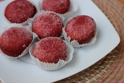 Dolcetti rossi ricoperti di zucchero, un'esplosione di sapore tra i marche cibo.