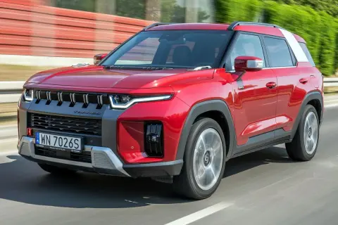 Czerwony SUV Torres 4WD w ruchu drogowym.