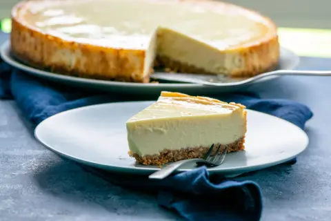 Ein cremiges Stück New York Cheesecake mit knusprigem Boden, perfekt für Ihr nächstes Rezept.