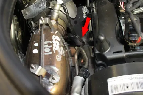 Flèche rouge indique le chemin vers où se trouve le filtre à particules, près du turbo.