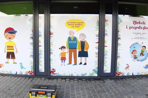 Druk na folii samoprzylepnej: Wybierz idealną folię i technologię!