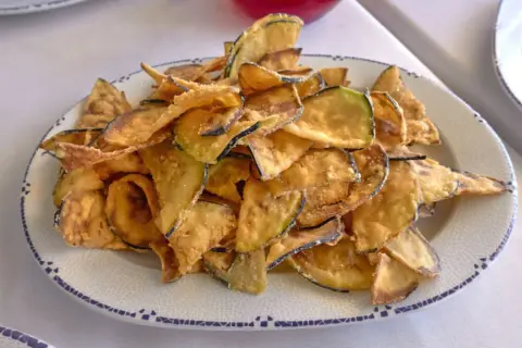 Crujientes berenjenas fritas, perfectas para acompañar cualquier plato. ¡Descubre cómo hacer berenjenas fritas y sorprende a todos!