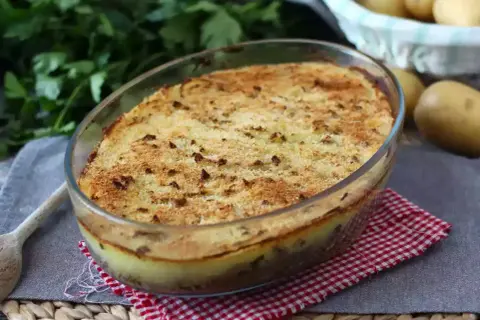 Un plat de hachis parmentier traditionnel tout juste sorti du four, avec sa croûte dorée et ses pommes de terre gratinées.