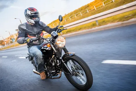 Czy motorowerem można jeździć bez prawa jazdy? Sprawdź, kto może uniknąć kary
