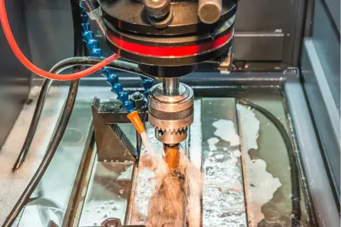 Precyzyjna obróbka elektroerozyjna w działaniu. Woda chłodzi narzędzie, które precyzyjnie kształtuje metal.