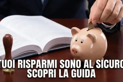 Un salvadanaio e un libro aperto su una scrivania. Scopri quanto costa fare testamento e proteggere i tuoi risparmi.