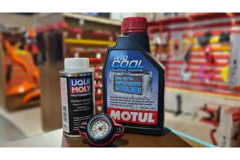 Botella de Mo Cool para moto y limpiador Liqui Moly. Cómo usar Mo Cool para mantener tu motor fresco.