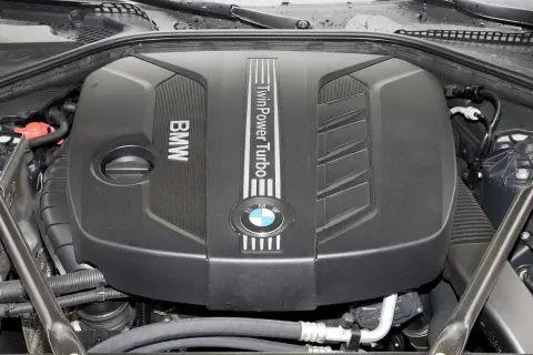 Silnik BMW F10 TwinPower Turbo. Szukasz odpowiedzi na pytanie, jaki silnik BMW F10 jest najmniej awaryjny? Ten widok silnika może pomóc w podjęciu decyzji.