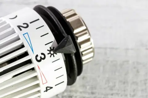 Thermostat-Regler auf Stufe 3, bereit, die Gastherme auszuschalten und Energie zu sparen.