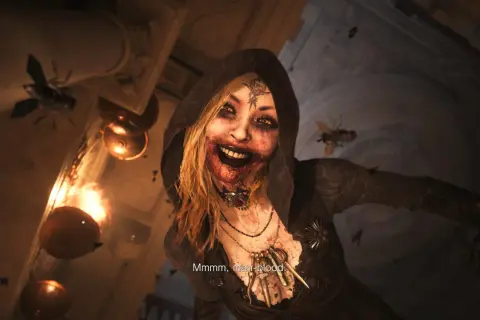 Przerażająca postać z Resident Evil Village, otoczona przez owady, z krwią na ustach. Czas gry w tej grze jest pełen takich scen.