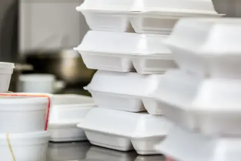 Gdzie wyrzucić styropian z opakowań, aby uniknąć problemów z recyklingiem?