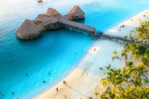 Rajska plaża na Zanzibarze w czerwcu. Idealna pogoda na kąpiel w turkusowej wodzie i relaks pod palmami.