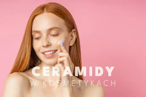 Ruda kobieta z piegami aplikuje krem na policzek. Tekst: "Ceramidy w kosmetykach". Niacynamid i ceramidy to klucz do zdrowej skóry.
