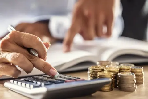 Jakie oprocentowanie kredytu gotówkowego? Sprawdź, co oferują banki