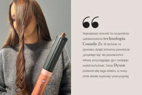 Kobieta z kręconymi włosami trzyma urządzenie Dyson Airwrap z technologią Coanda 2x, która ułatwia stylizację.