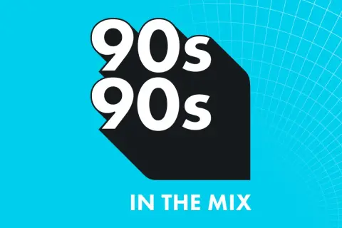 Logo mit "90s 90s IN THE MIX" in Weiß auf schwarzem Hintergrund, vor einem hellblauen Gittermuster.