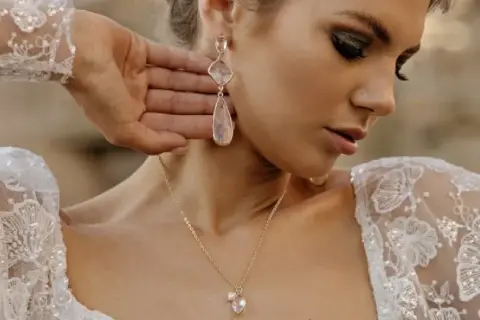 Jaka biżuteria do sukni ślubnej? Wybierz idealną z poradami stylistki