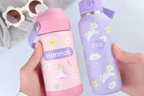 Zwei personalisierte Trinkflaschen für Kinder, eine pink mit "Hannah", die andere lila mit "Ella". Perfekt als beste Trinkflasche Kinder.