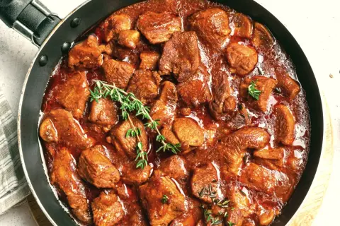 Gulasz w głębokiej patelni, aromatyczny i sycący. Idealny przepis na to, jak zrobić gulasz, który zachwyci każdego.