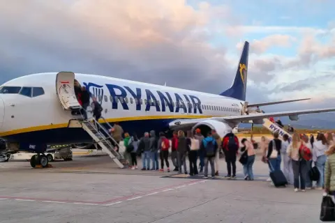 Pasażerowie wsiadają do samolotu Ryanair. Skorzystaj z okazji i kup bilety z 10% zniżki!