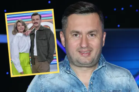 Uśmiechnięty mężczyzna w dżinsowej koszuli, obok w ramce para, która nagrywa Koło Fortuny.
