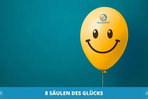 Ein gelber Smiley-Ballon schwebt vor blauem Hintergrund. Er symbolisiert das Ende der Unzufriedenheit im Leben und die Suche nach Glück.