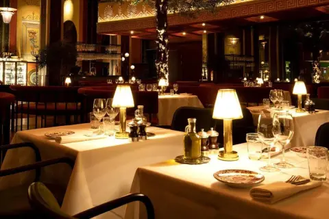 Ett elegant dukat bord med tända lampor, glas och olivolja. En inblick i en av Stockholms trendiga restauranger.