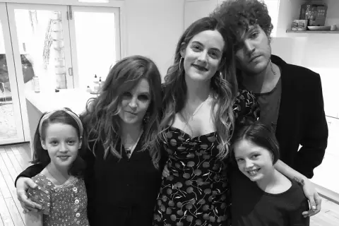 Lisa Marie Presley med sina barn. En familjebild med fyra personer i en ljus miljö.
