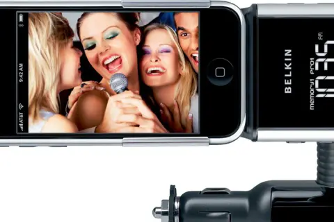 Transmiter FM Belkin z iPhone'em, na ekranie którego widać bawiących się ludzi. Idealny do karaoke w aucie!