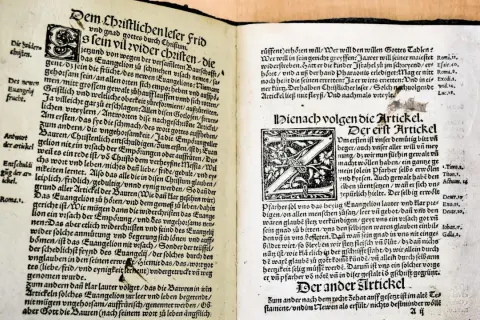 12 Artikel der Bauern. Ein alter Druck mit kunstvollen Initialen und Text in deutscher Sprache.