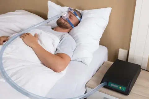 Man sover med CPAP-mask för att motverka snarkning. En bettskena kan också vara ett alternativ.