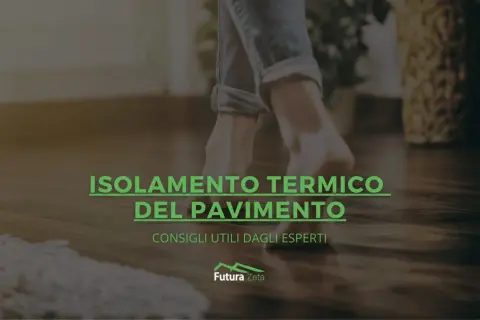Piedi nudi su un pavimento in legno, con testo "Isolamento termico del pavimento".