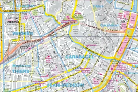 Plan détaillé de Nice et ses environs, montrant les rues, les monuments et les transports. La carte met en évidence la gare de Nice Ville et le quartier du Carabacel.