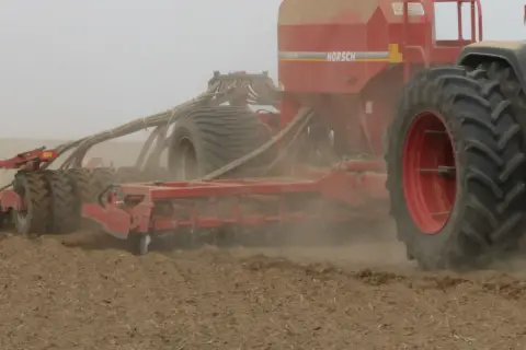 Siewnik HORSCH pracuje na polu. Rolnik zastanawia się, ile razy można siać pszenżyto po pszenżycie, by uzyskać dobry plon.