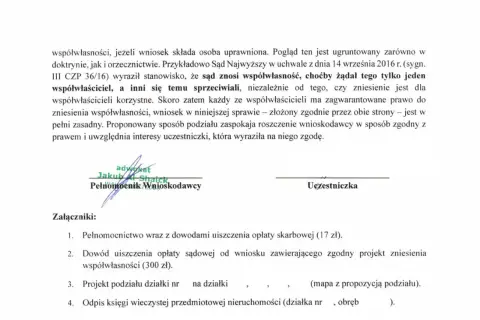 Dokument prawny dotyczący zniesienia współwłasności, z podpisami pełnomocnika i uczestniczki. Wymienione załączniki.