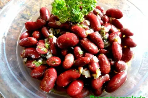 Ein köstlicher Kidneybohnen Salat, garniert mit frischer Petersilie und fein gewürfelten Zwiebeln. Perfekt für jede Mahlzeit.