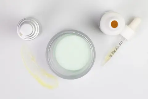 Krem, serum i zakrętka do słoiczka. Idealne do rutyny skin cycling.