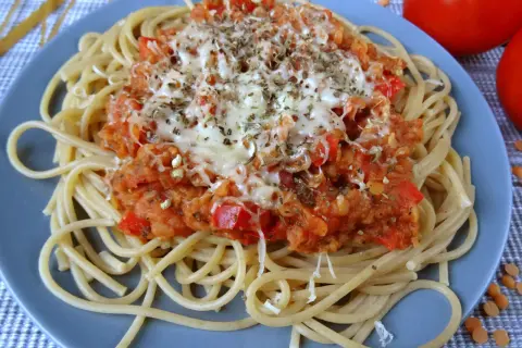 Szybkie spaghetti z czerwoną soczewicą: wegańskie bolognese w 30 min