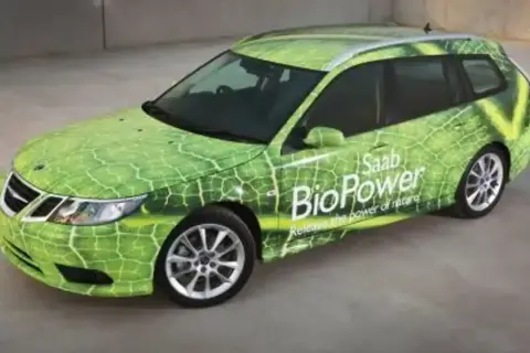 Grön Saab BioPower kombi med bladmotiv. Bilen visar texten "Saab BioPower Release the power of nature".