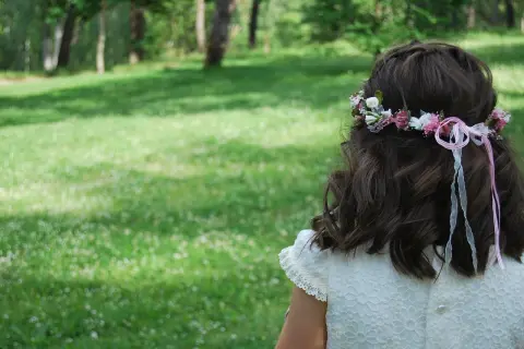 Dziewczynka w wianku z kwiatów, w białej sukience, idealny prezent na rocznicę komunii.
