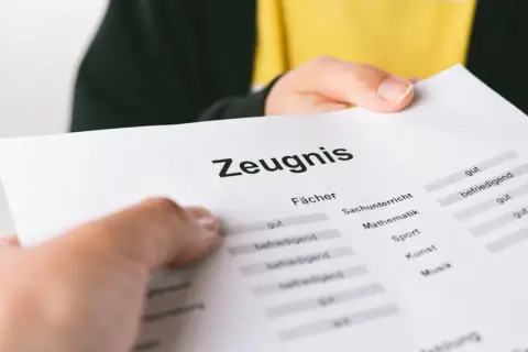 Ein Zeugnis der 2. Klasse Grundschule mit guten Noten in Fächern wie Sachunterricht und Mathematik.
