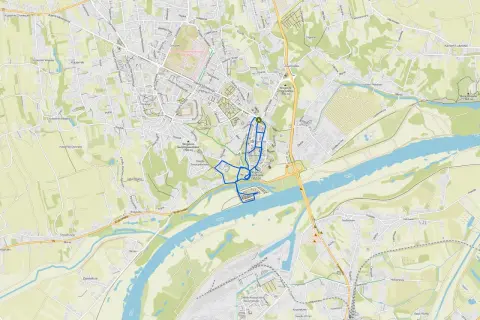 Mapa Sandomierza z zaznaczoną trasą spacerową wokół Starego Miasta i bulwarów wiślanych.