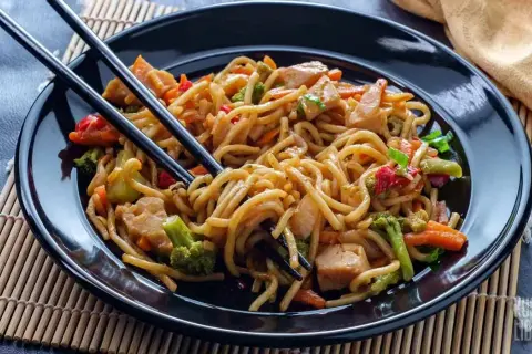 Perfekcyjny Chow Mein w domu: Przepis na makaron z kurczakiem